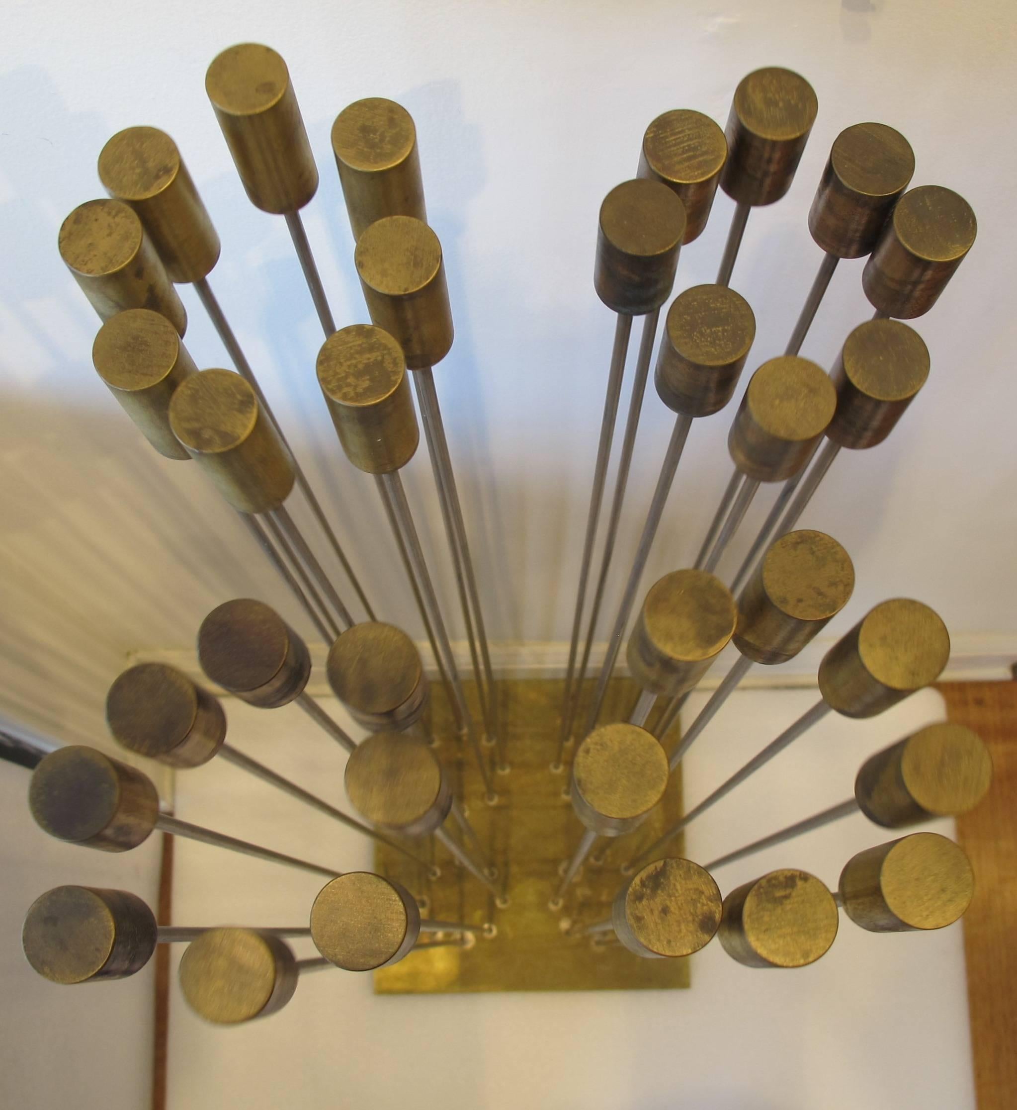 „Array of Steel Rods mit Messing-Chimes“ – Sculpture von Val Bertoia