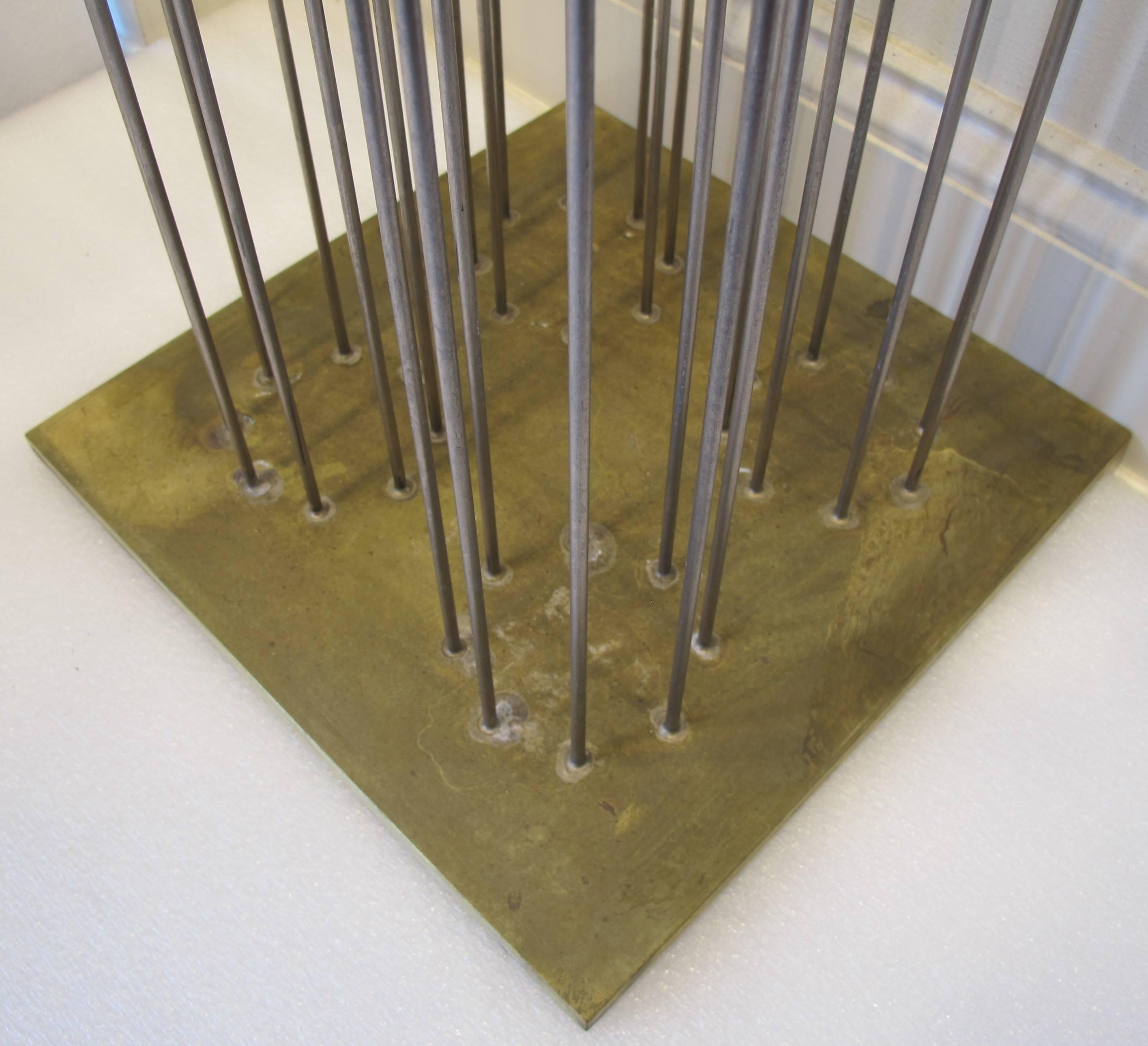 „Array of Steel Rods mit Messing-Chimes“ (Braun), Abstract Sculpture, von Val Bertoia