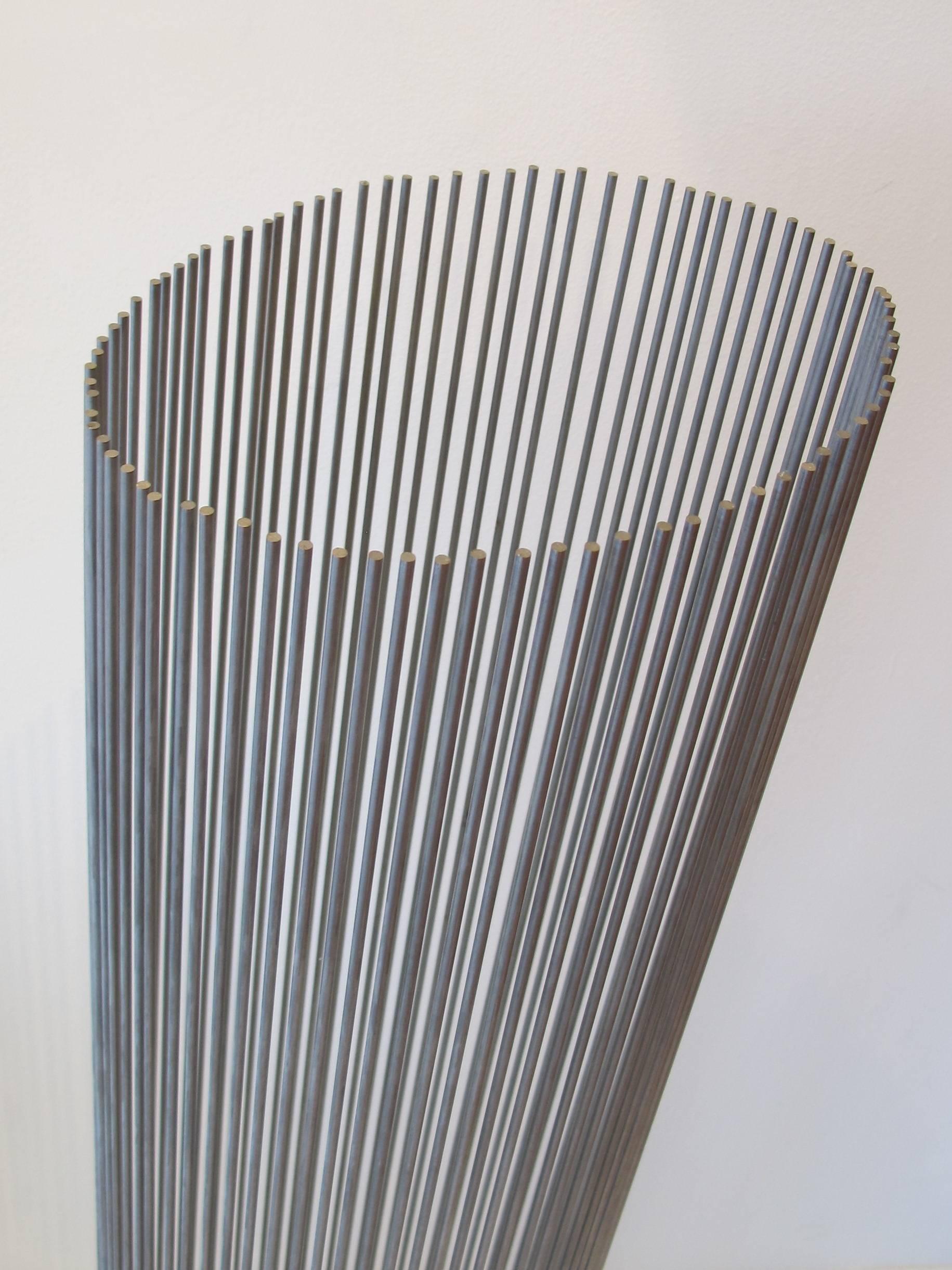 « Array en forme de tube avec cuillères en acier ». - Sculpture de Val Bertoia