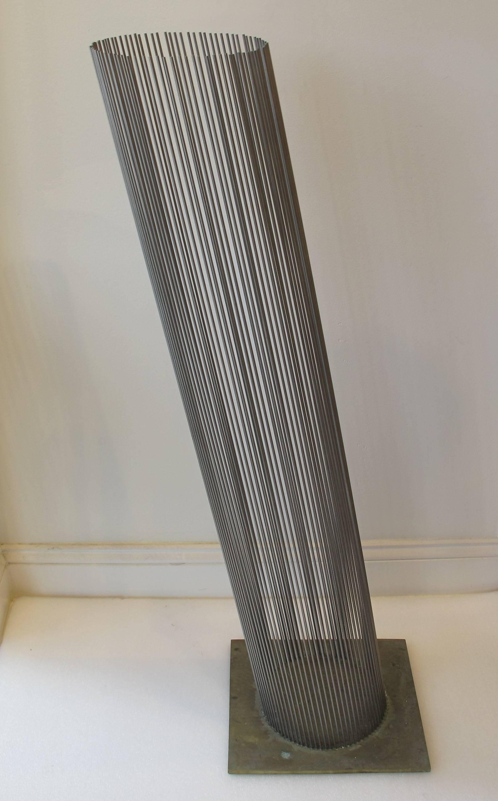 « Array en forme de tube avec cuillères en acier ». - Gris Abstract Sculpture par Val Bertoia
