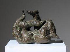 Verdrehte weibliche Figur