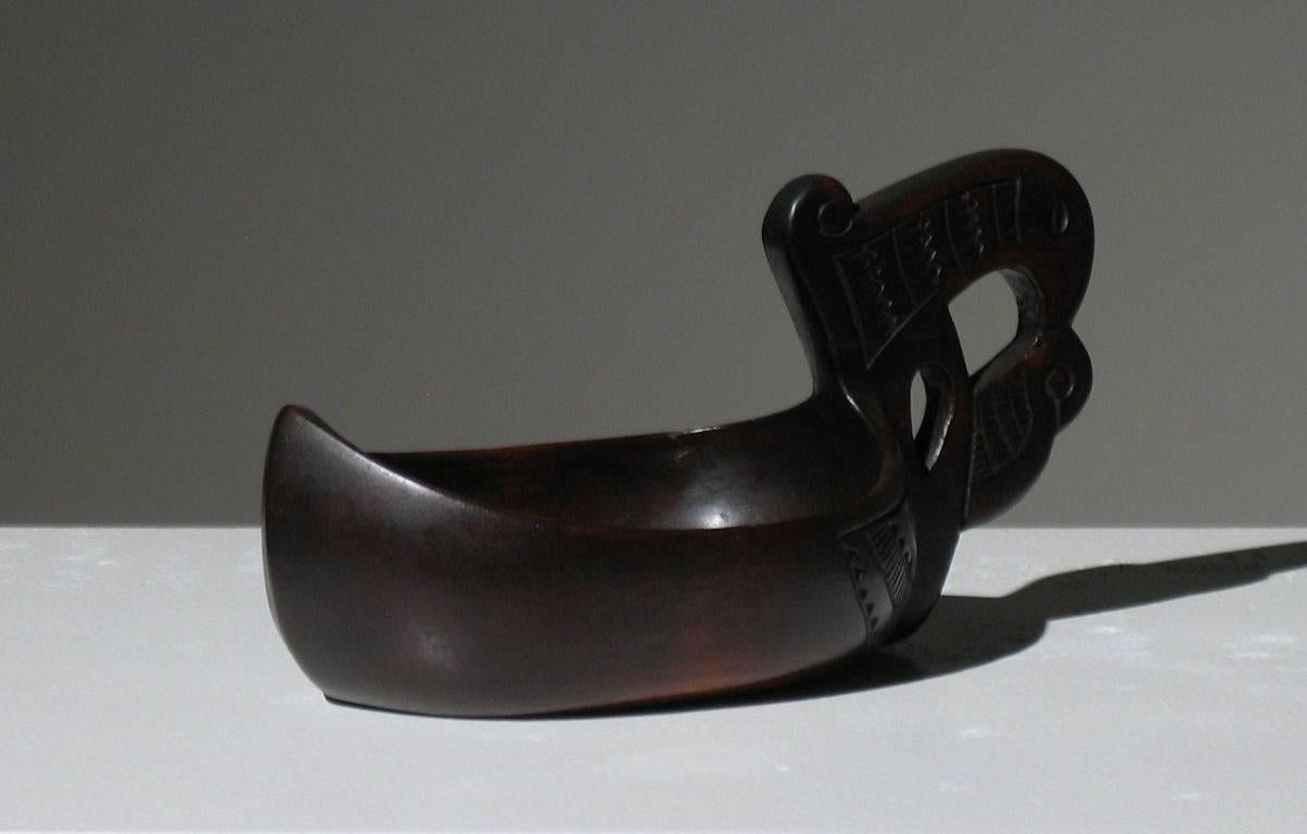 Vase à boire scandinave Kasa de style scandinave - Tribal Sculpture par Unknown