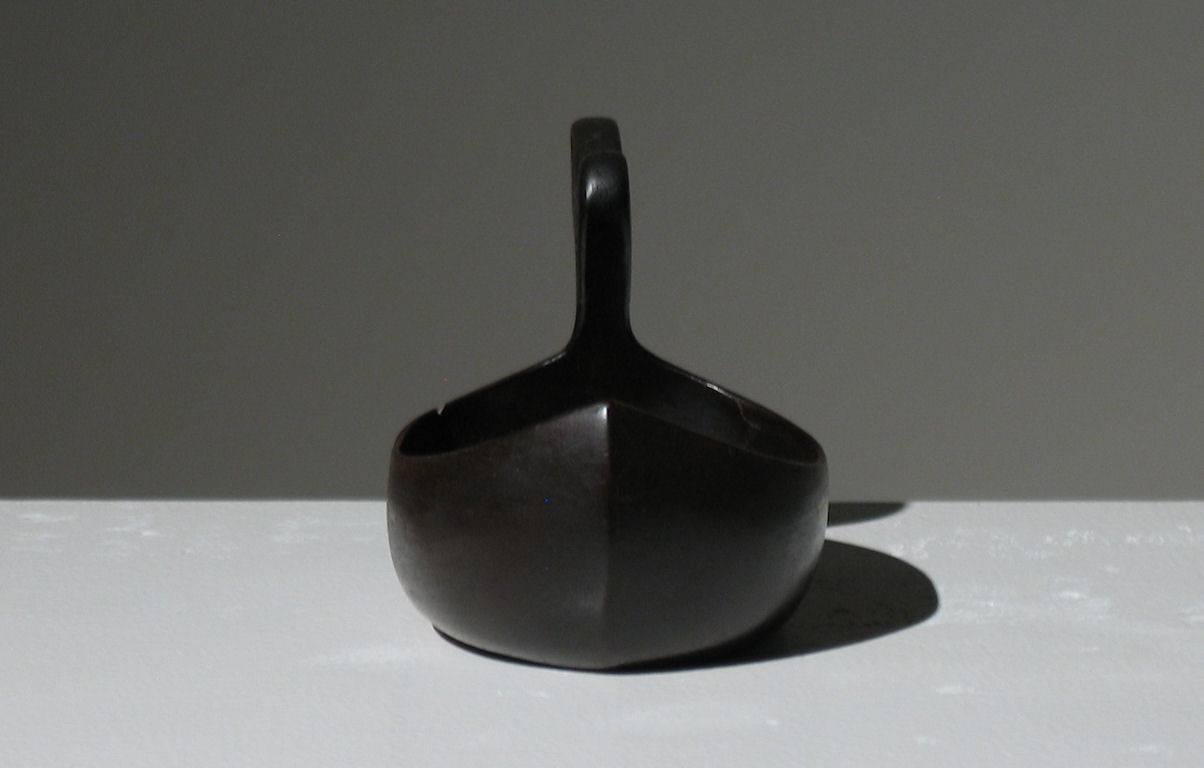 Vase à boire scandinave Kasa de style scandinave - Marron Abstract Sculpture par Unknown