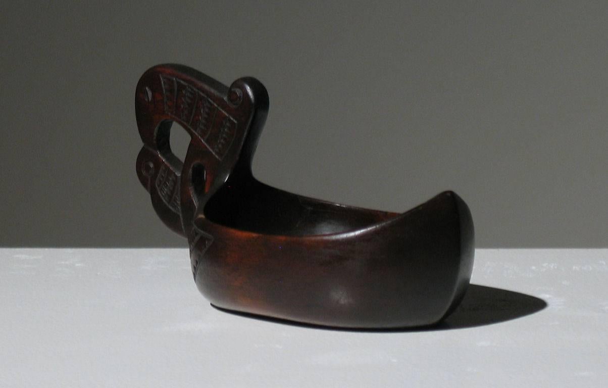 Scandinave 
Récipient à boire Kasa
Bois sculpté
4.75 x 4.75 x 9.25 pouces