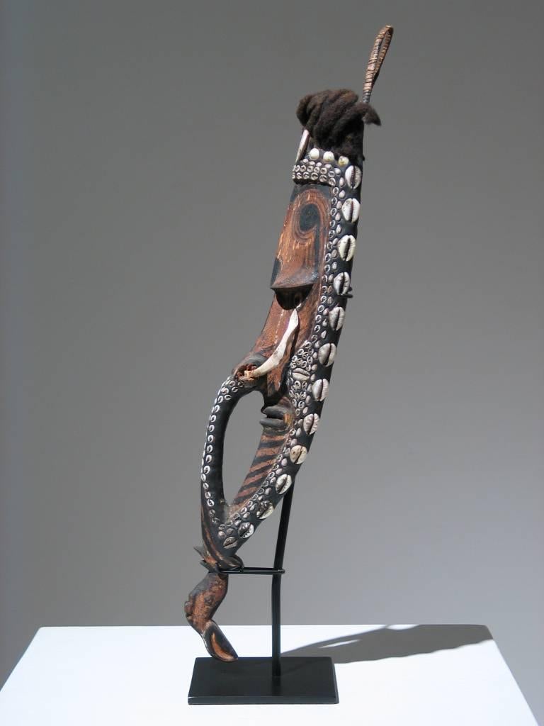 Masque Mei du Moyen Sepik - Marron Figurative Sculpture par Unknown