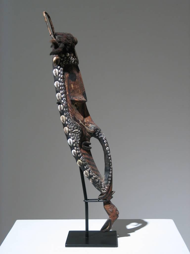 Masque Middle Sepik
Mei
Papouasie-Nouvelle-Guinée
Bois sculpté:: coquillages:: défense de sanglier et pigment
22.25 x 4 x 3.5 pouces