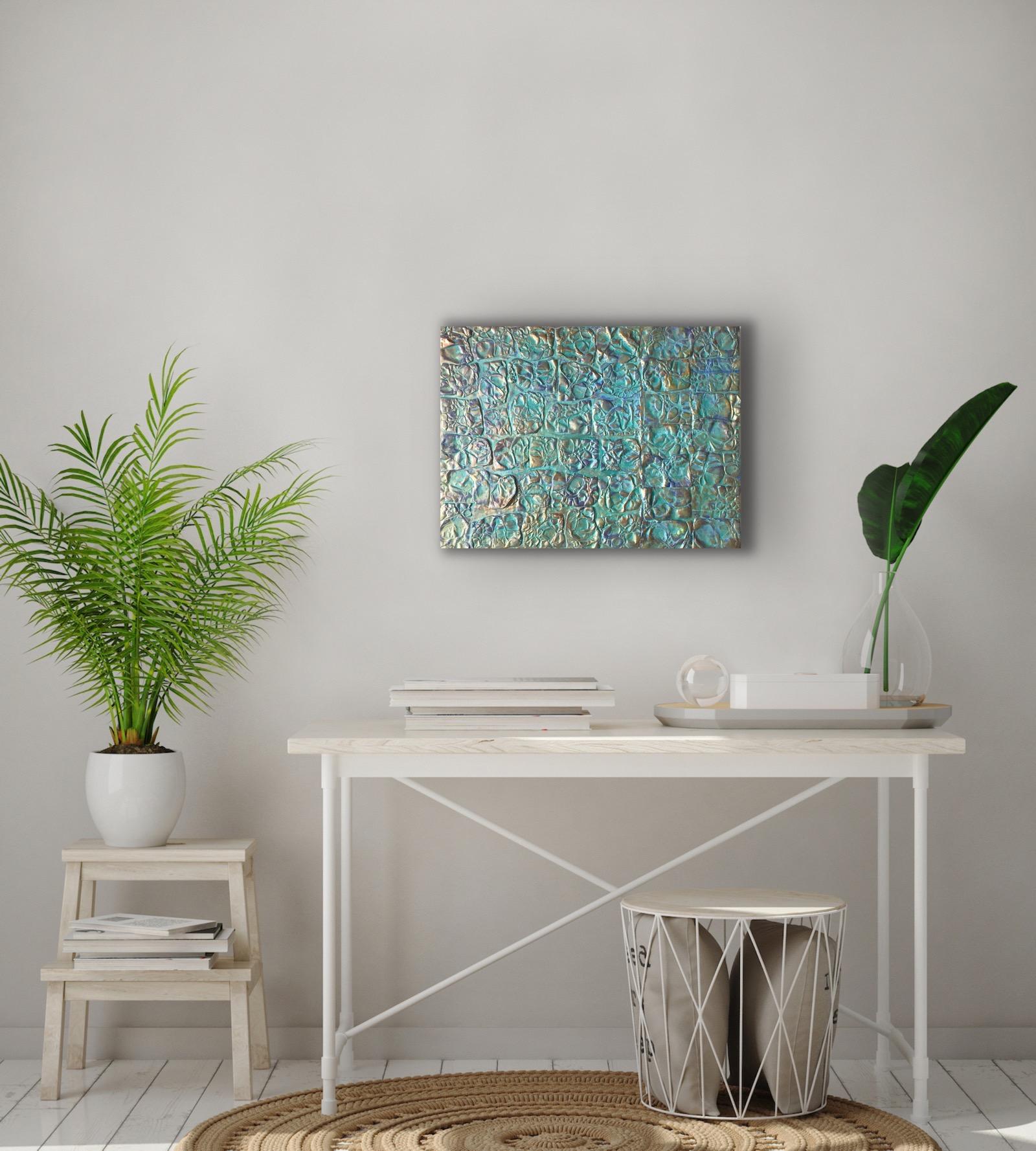 Patina, abstrakte, strukturierte Patina mit einer Farbpalette aus Alabaster und Metall. 49 -C19 (Grau), Abstract Painting, von Jane Nodine