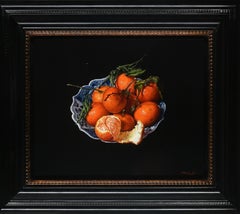 Una clementina: natura morta con frutta, dipinto a olio su tavola. Disponibile