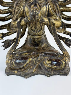 Figura in bronzo dorato del XVII secolo raffigurante il Bodhisattva Cundi (Zhun Ti) a diciotto braccia