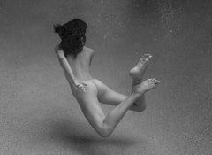 Escape - fotografía de desnudo bajo el agua - impresión de pigmento de archivo 18 x 24" (18 x 24 pulg.)