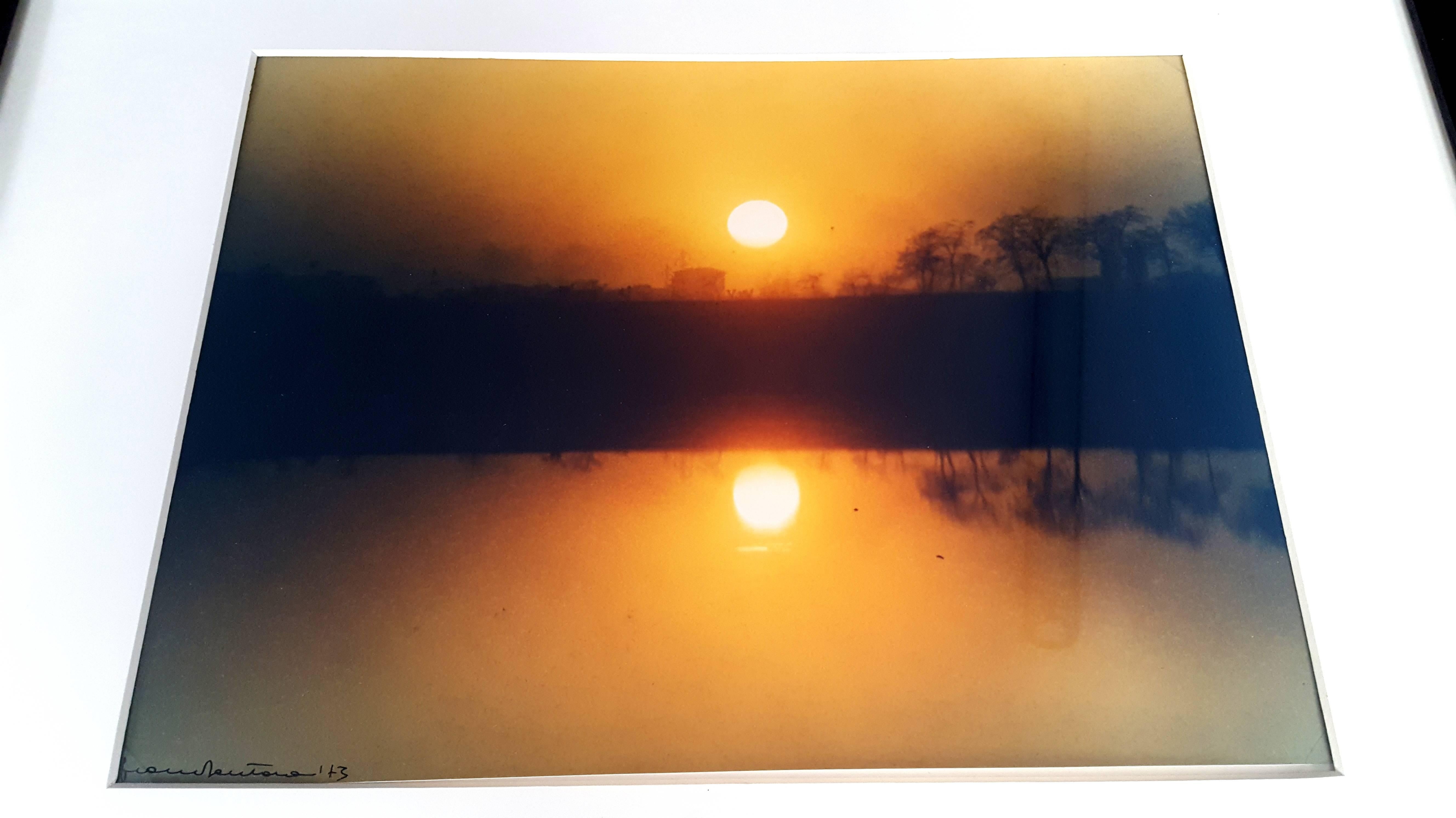 Fontana Franco – Sonnenuntergang – signierte und datierte Fotografie (Beige), Landscape Photograph, von Franco Fontana