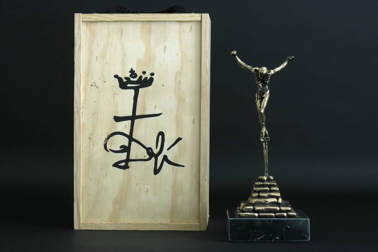 Belle sculpture de Salvador Dali formée par le Christ:: Sculpture en bronze - signée - avec sa boîte d'origine. 
Le luminaire est fabriqué à l'aide d'un 
Signé et numéroté. 
Édition de 350 exemplaires. 
Le luminaire est fabriqué à l'aide d'un
