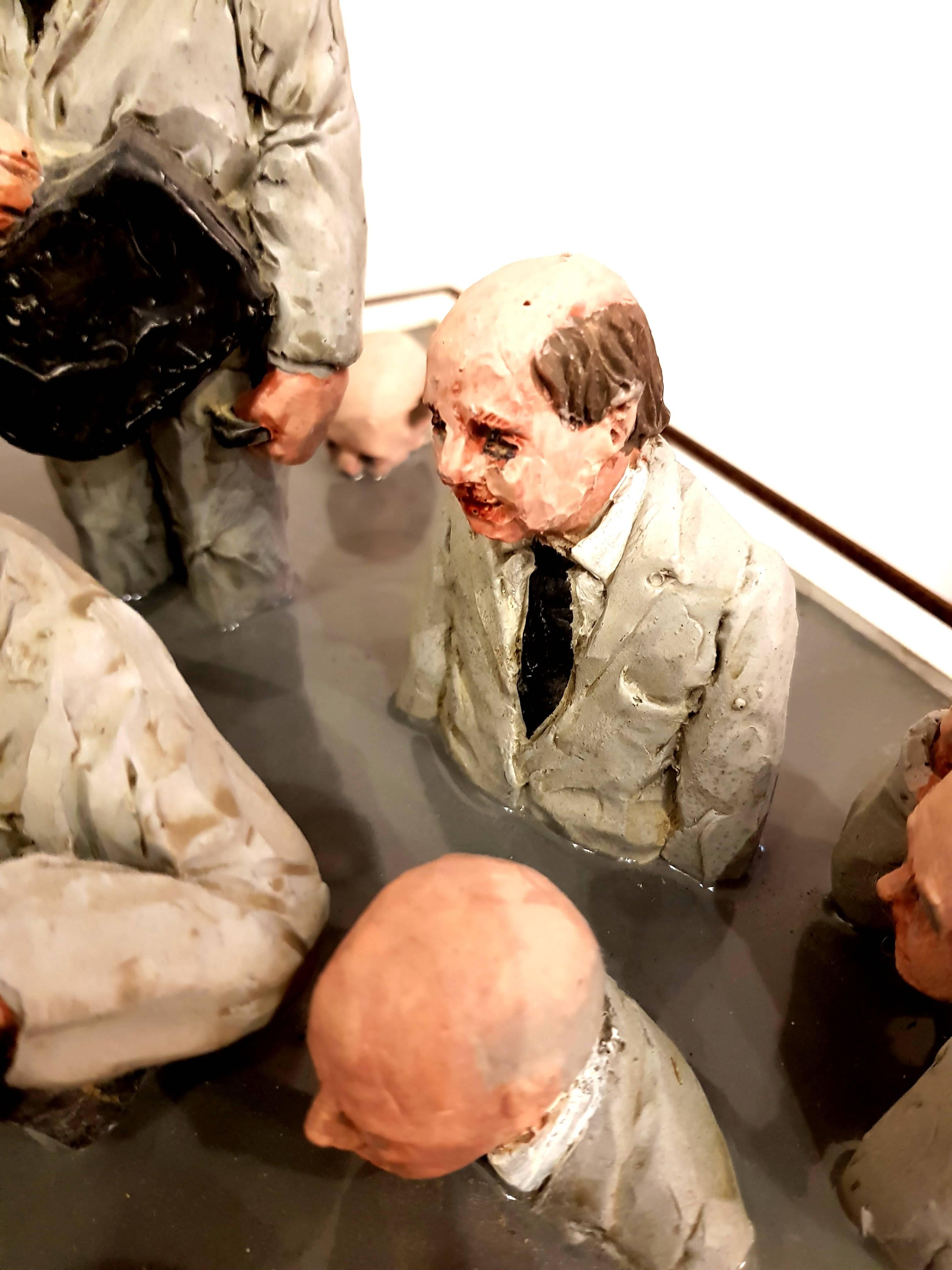Isaac Cordal - Miniaturisierung der Welt - Skulptur im Angebot 4