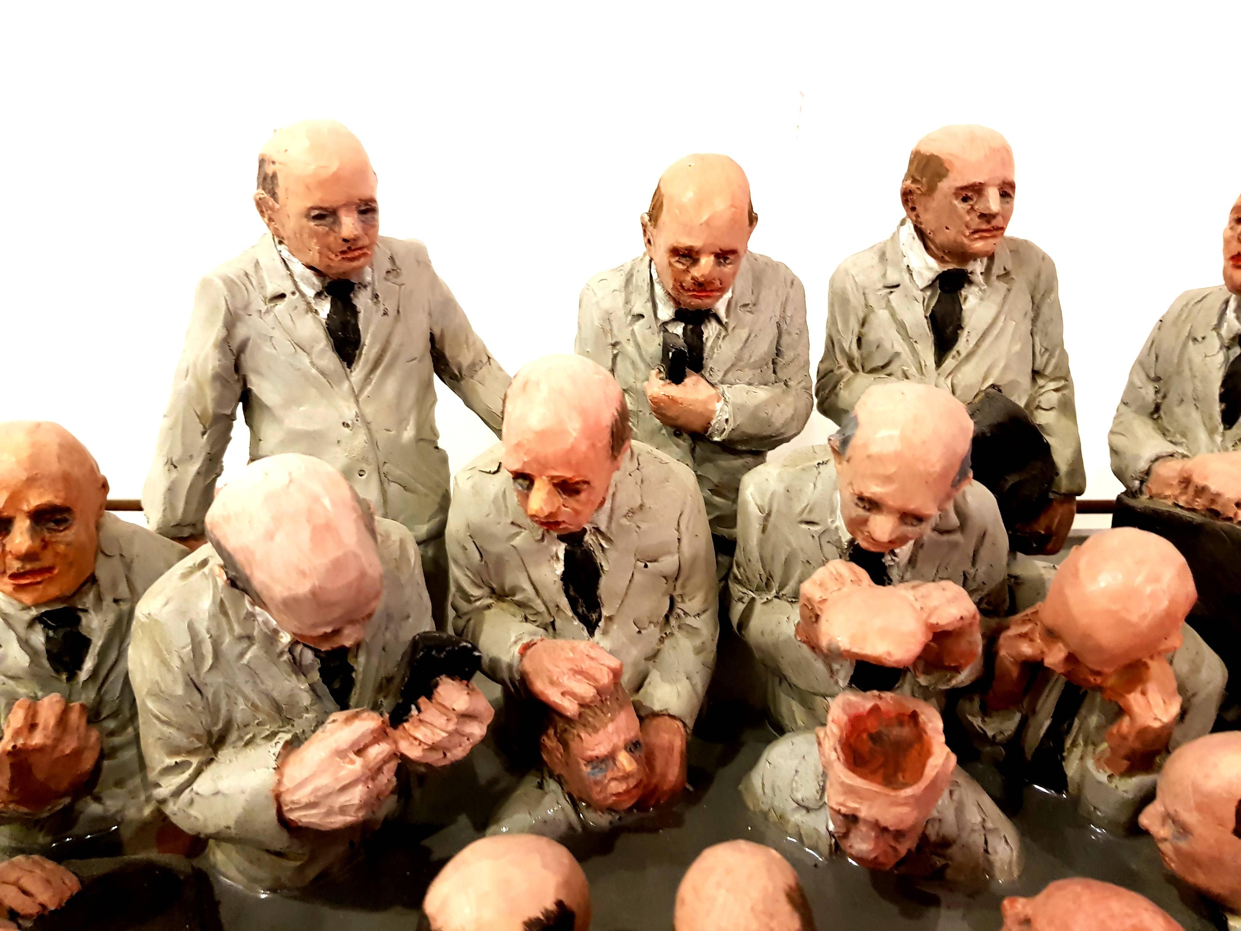 Isaac Cordal - Miniaturisierung der Welt - Skulptur im Angebot 2