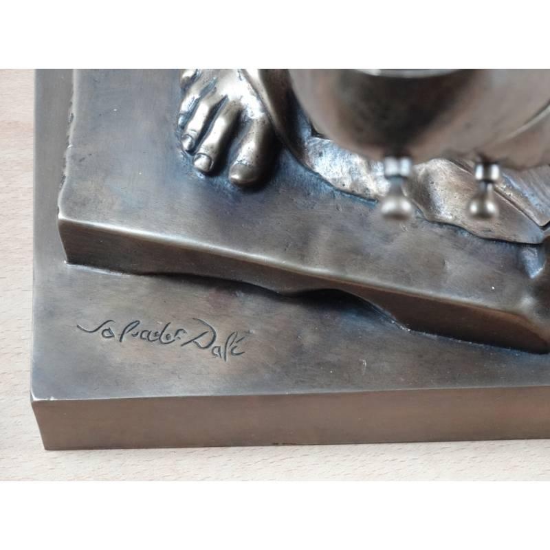 A Beautiful Venus de Milo with Drawers sculpture of Salvador Dali, Sculpture in bronze - signed.

Signed and Numbered.
Edition of 99.

Height: 73 x 22 x 25 cm

Literature: See Robert & Nicolas Descharnes, Dalí, The Hard and the Soft: Spells