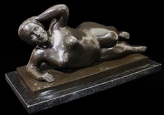 Dopo Botero - Scultura orizzontale di bronzo di donna nuda
