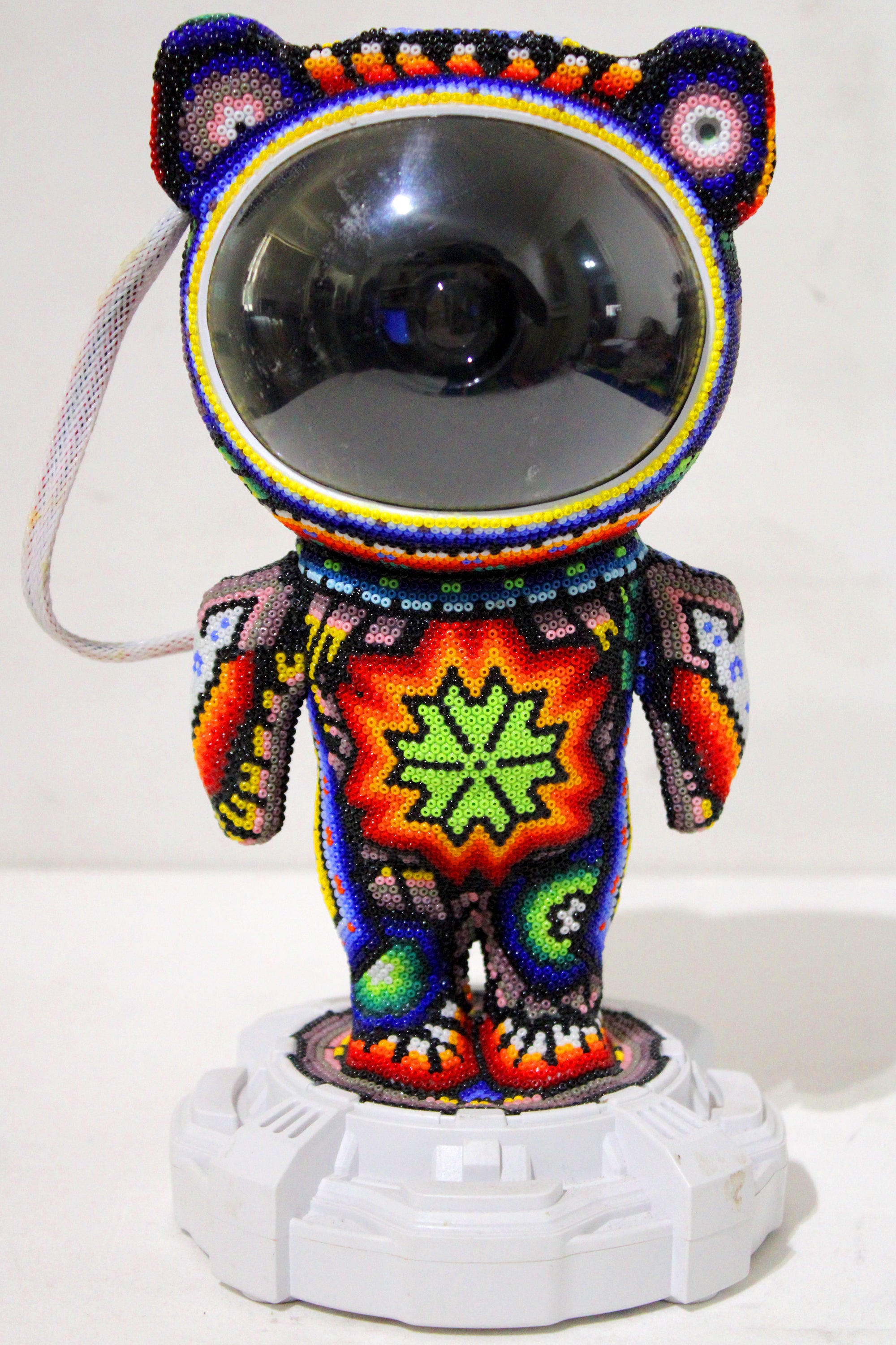 CHROMA aka Rick Wolfryd  Abstract Sculpture – Chroma alias Rick Wolfryd: „Spaceman Can X“ – Lichtskulptur, Pop-Art, 2026, Huichol