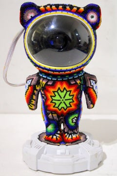Chroma, también conocido como Rick Wolfryd: «Spaceman Can X», escultura luminosa, arte pop, 2026, huichol