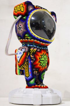 Chroma, también conocido como Rick Wolfryd: «Spaceman Can X», escultura luminosa, arte pop, 2026, huichol
