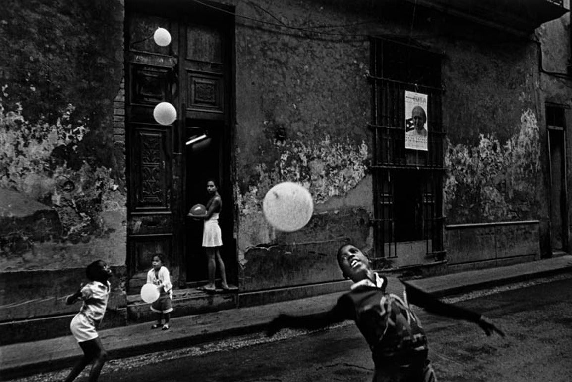 Ernesto Bazan Black and White Photograph - Children playing with balloons, Havana