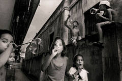 Children playing with soap bubbles, Havana