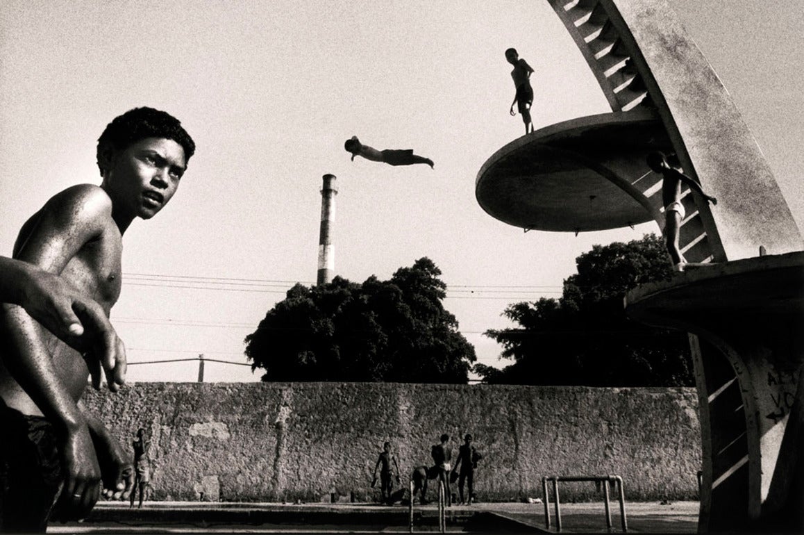 Ernesto Bazan Portrait Photograph - Dive, Havana