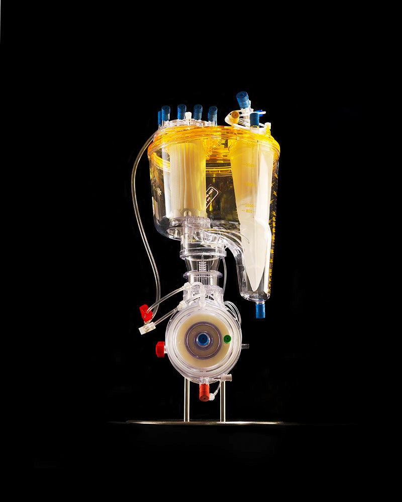 Reiner Riedler Figurative Photograph - Oxygenator, machine, medical, médecine