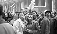 Waiting to see Fidel Castro outside the Statler Hotel, New York. April 21, 1959