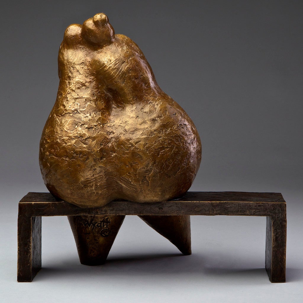 Bronzeskulptur „A Secret“ von „A Secret“, eine abgerundete Figur, die sich zu einer anderen hin windet – Sculpture von Monica Wyatt