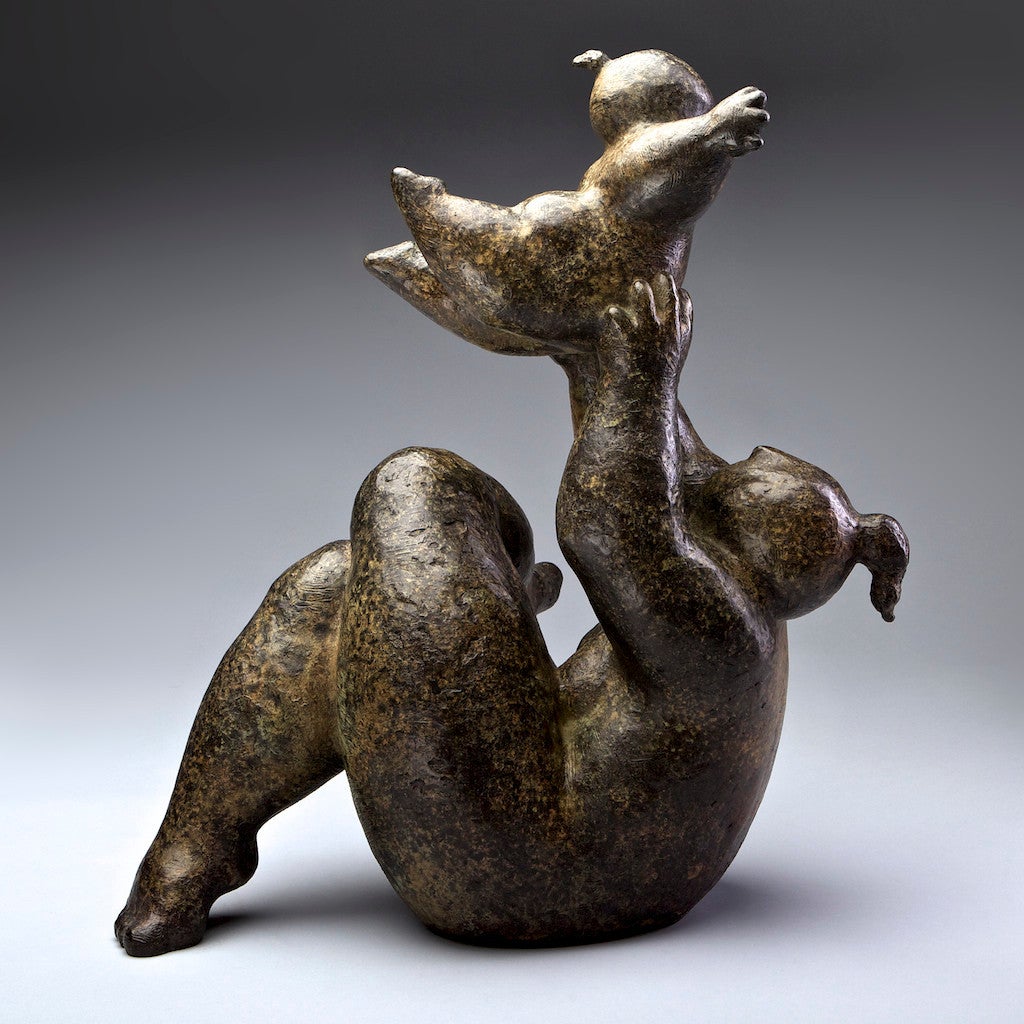 „ Lernen zu fliegen“ Bronze-Figurenskulptur einer Frau, die ein Kind hochhält – Sculpture von Monica Wyatt