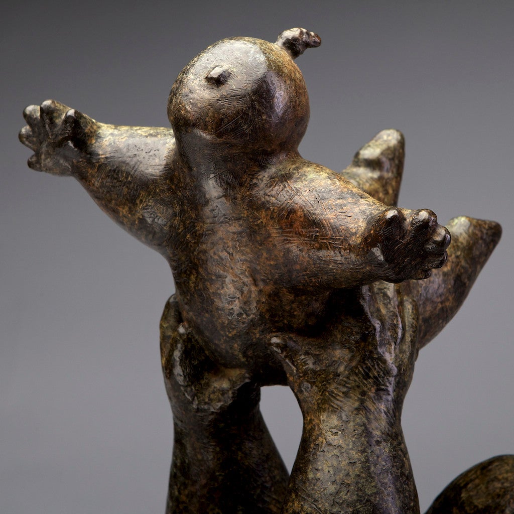 „ Lernen zu fliegen“ Bronze-Figurenskulptur einer Frau, die ein Kind hochhält (Moderne), Sculpture, von Monica Wyatt