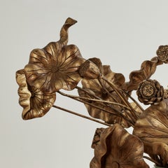 Bouquet vintage composé de feuilles de lotus sculptées dans du bois, présenté dans un vase en céladon