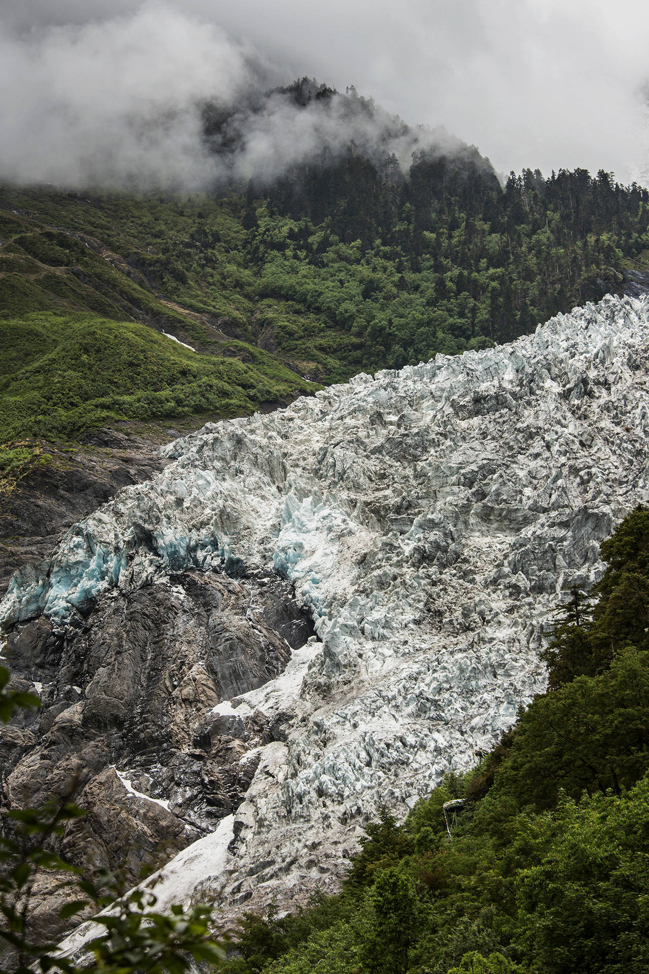 Glaciar Mingyong en el monte Kawagebo, Deqin, China