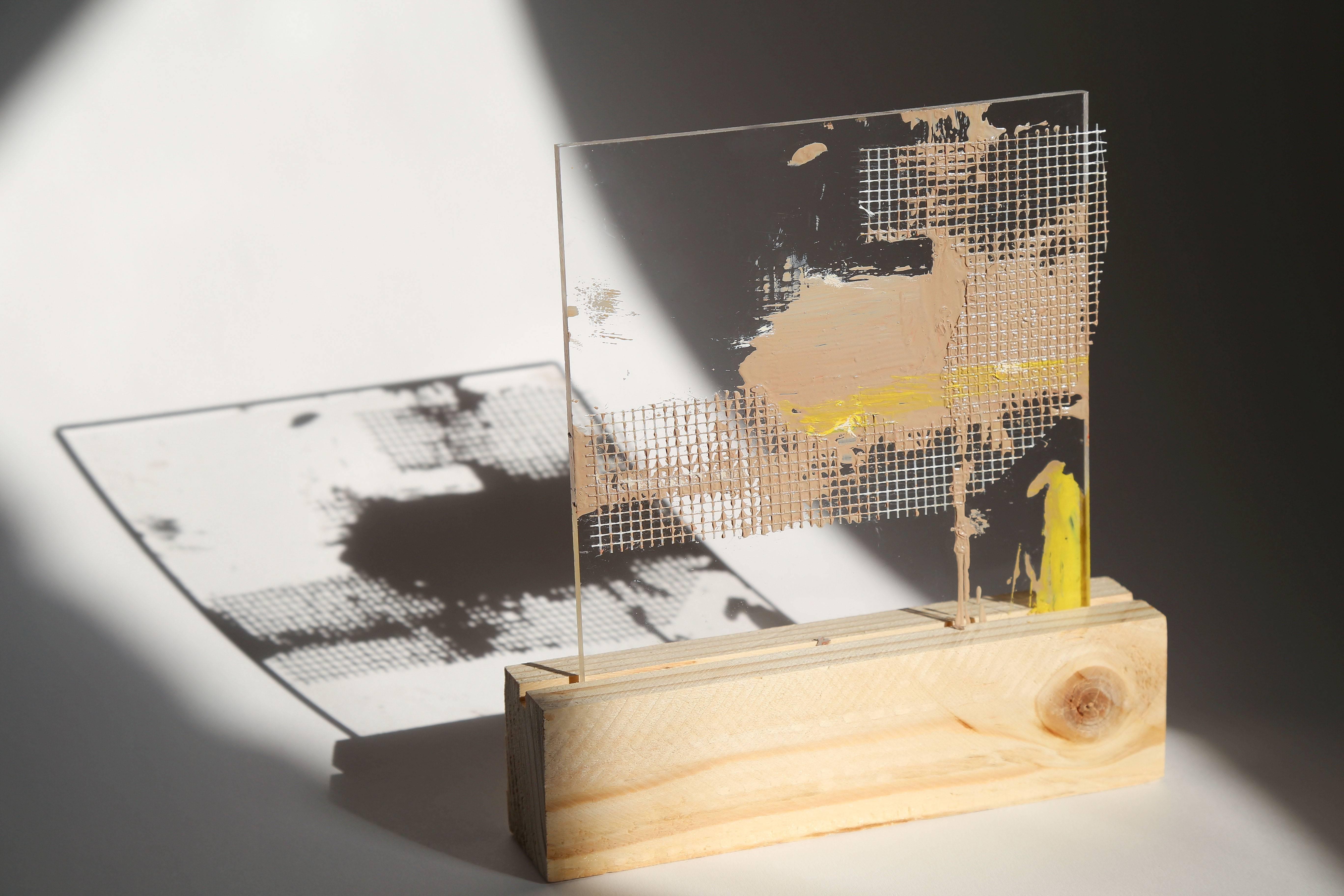 Lourdes Rivera, Retrospektive 9, 2015, Stoff, Plexiglas, Holz, Ölfarbe