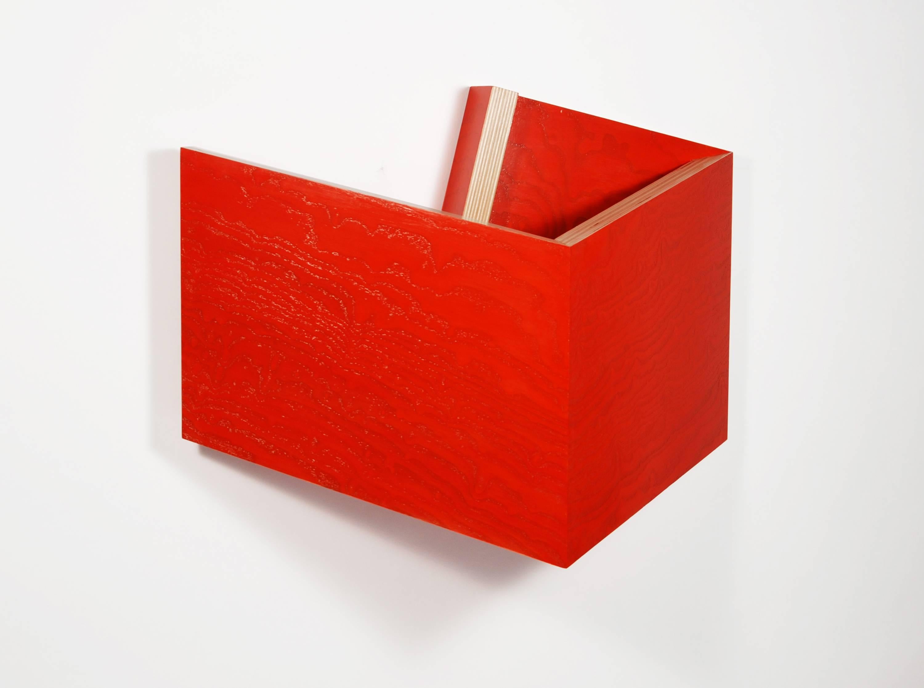 L'architecture et les objets fonctionnels constituent le vocabulaire de la sculpture de Richard Bottwin.  Les surfaces en contreplaqué, stratifiées avec des placages de bois ou peintes avec des couleurs acryliques, sont configurées pour révéler des