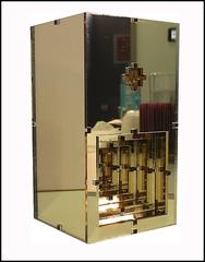 Jose Soto, FOCUS ORO y FOCUS ORO  II, 2016, Espejo, Plexiglás