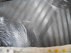 Jane Sangerman, Digit 25, 2016, peinture à l'acide, peinture acrylique, panneau, objets trouvés