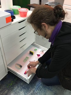 Joan Grubin, « Partial Inventory of Totally Useless Objects » (inventaire partiel d'objets totalement inutilisés), 2009-15, papier, Mylar