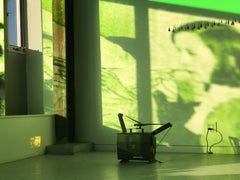 Jo Yarrington, Película Ghost Girls y proyector vintage, 2018, Película, Objetos encontrados