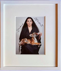 Marina Abramović: fotografía firmada a mano de Marina dando de comer a un cachorro de tigre, enmarcada