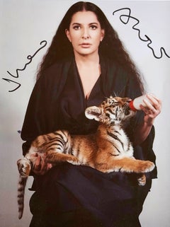 Marina Abramović: fotografía firmada a mano de Marina dando de comer a un cachorro de tigre, enmarcada