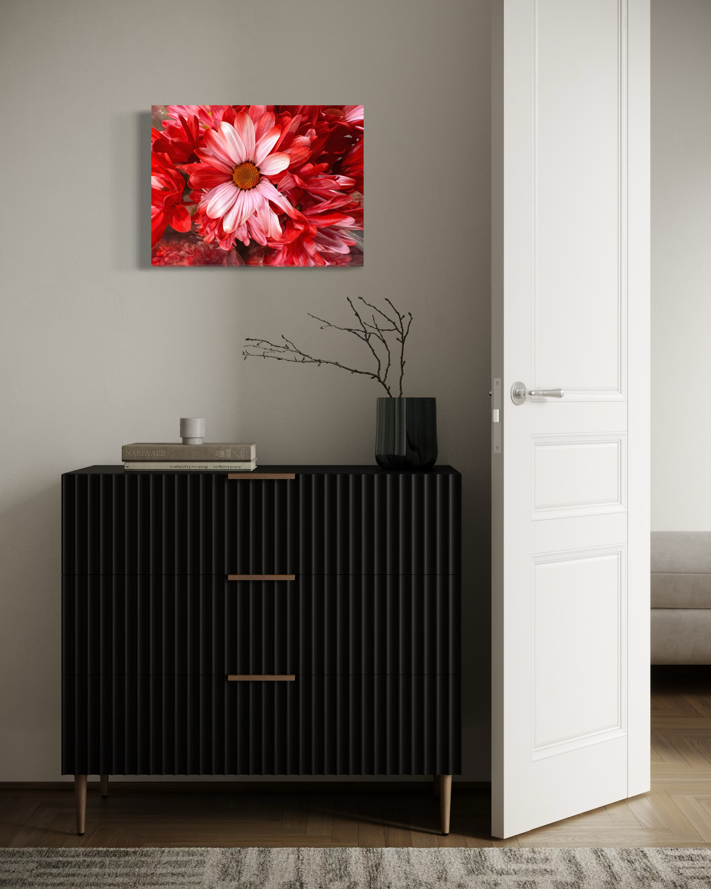 „Scarlet Petal Waltz“ – Zeitgenössische Fine-Art-Fotografie mit roten Blumen