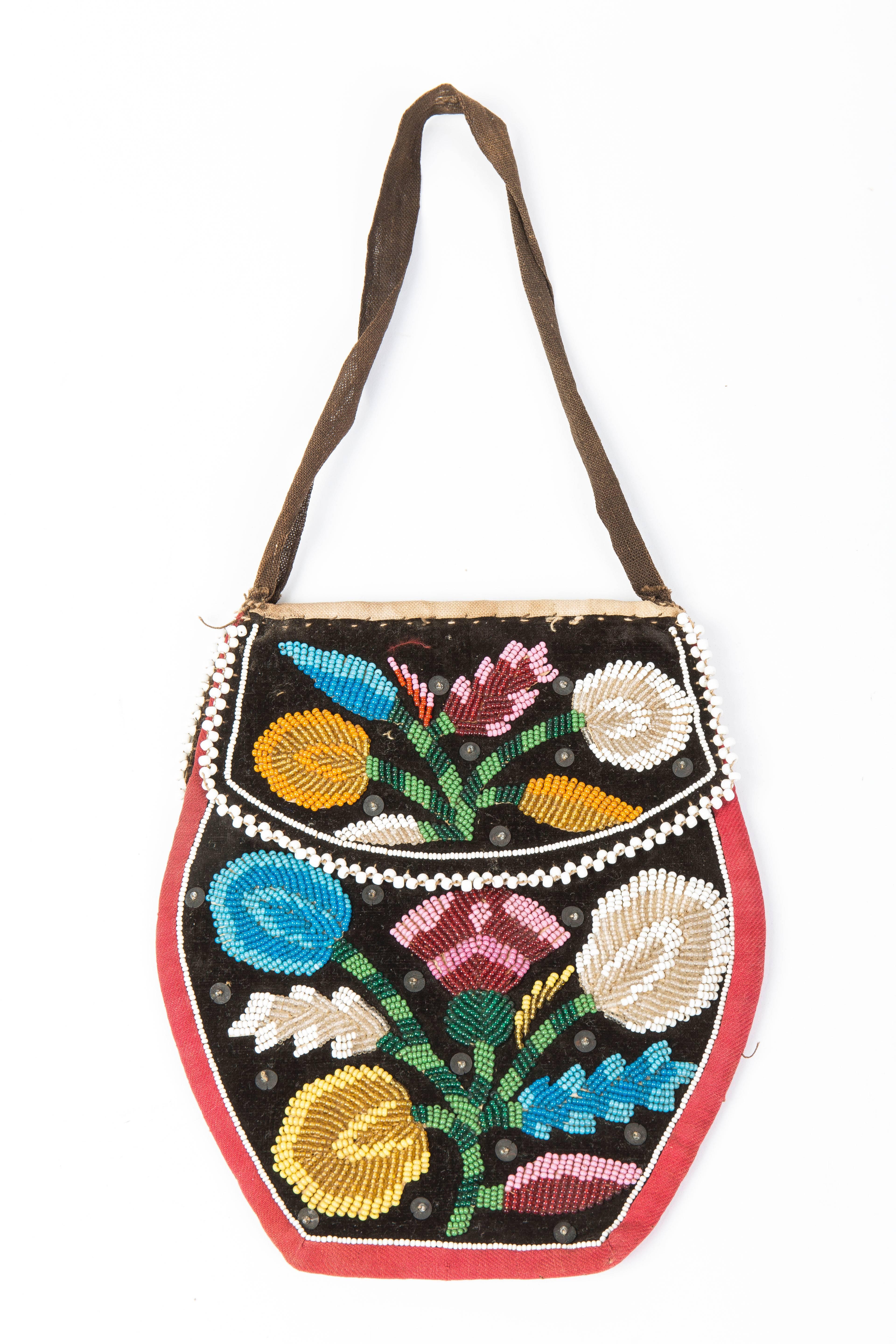 American Indian Art
Small beaded bag Iroquois
Six Nations Indian Reserve (Grand River) - Ontario, Canada, circa 1860-1880
Fabrics, velvet, cords, ribbons, Murano beads, sequins iron