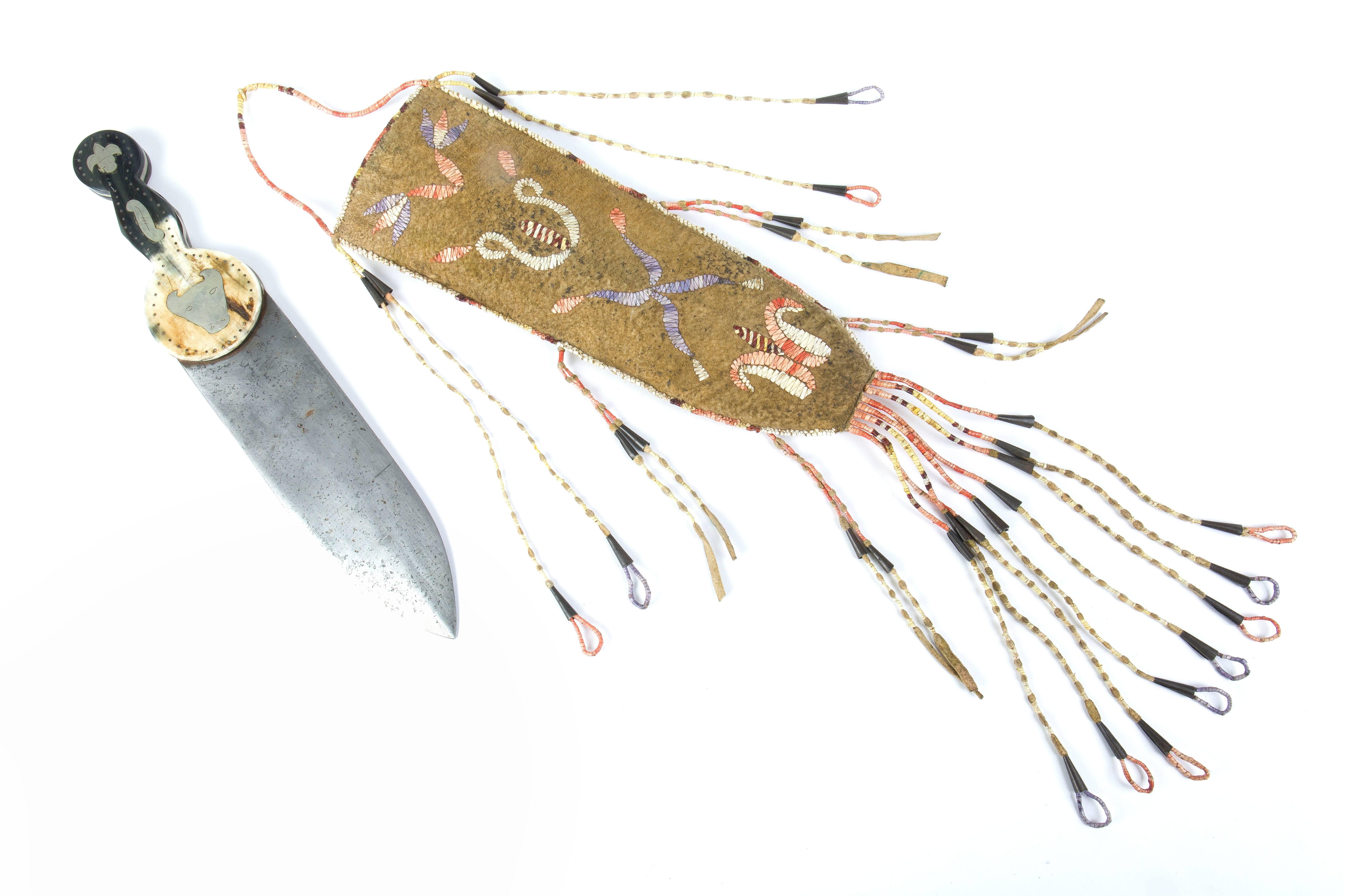 American Indian Art
Create Dagger Blackfoot
USA, Late 19th Century
Steel, horn, metal, suede, quill, iron cones, 34 x 20 cm 