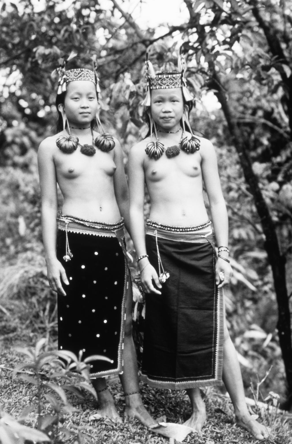 Tribes Penans in Bornéo, Deux jeunes FIlles, 1976 - Photograph by Édith France LESPRIT