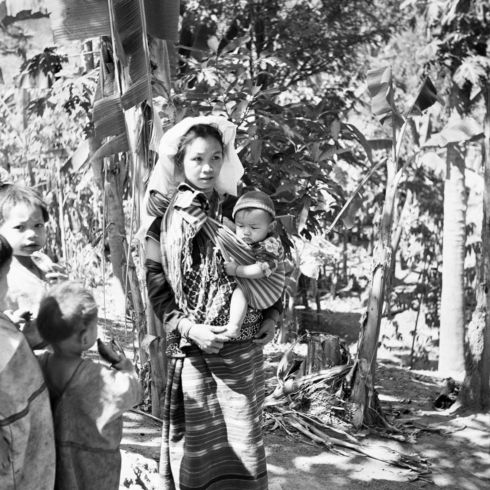 Édith France LESPRIT Black and White Photograph - Tribes Karen in Thaïland - Vanessa and her baby 1965