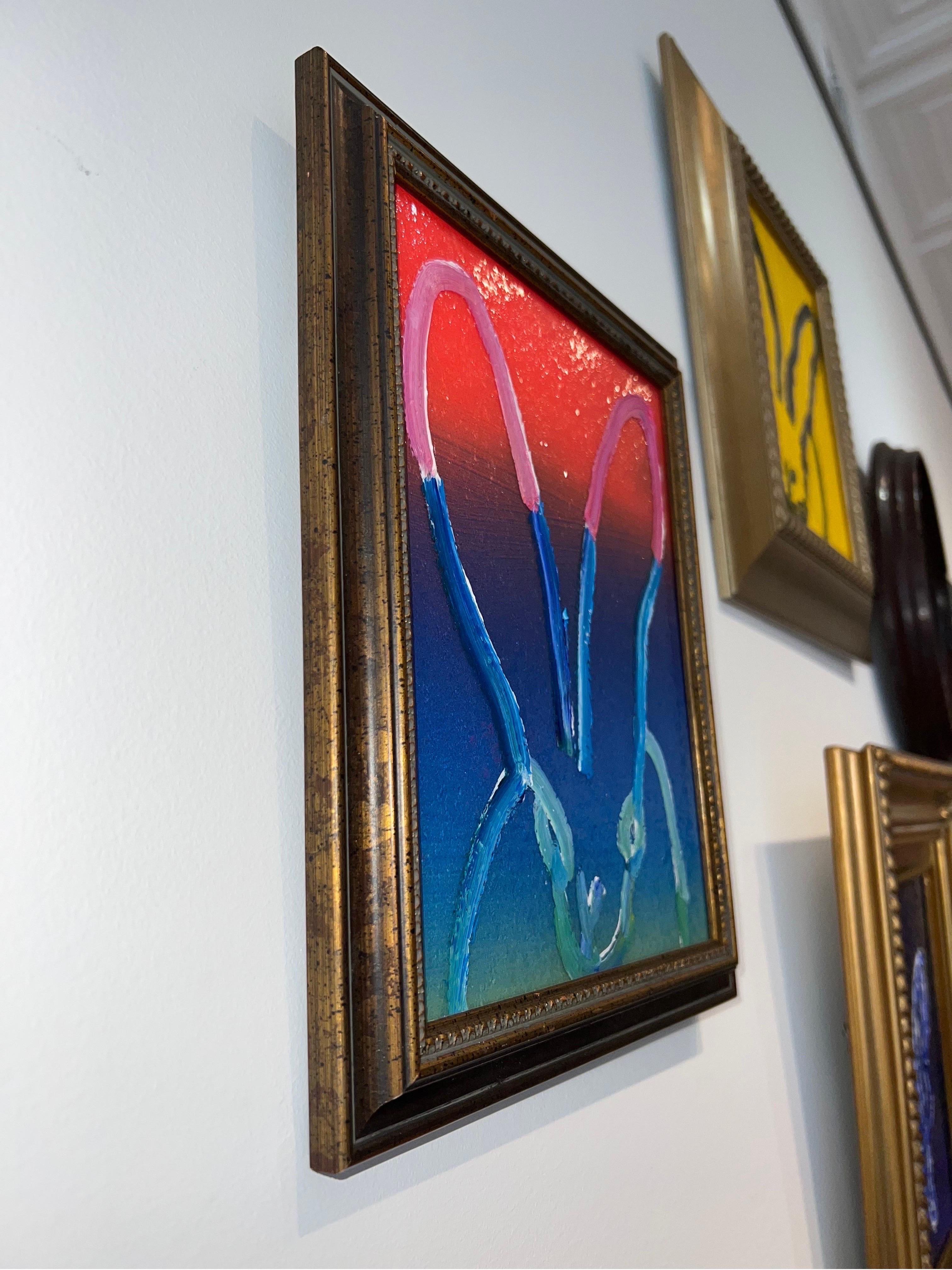 Blauer Himmel „Bunny Painting“ Original Blaues und rosafarbenes Ölgemälde in Vintage-Rahmen im Angebot 1