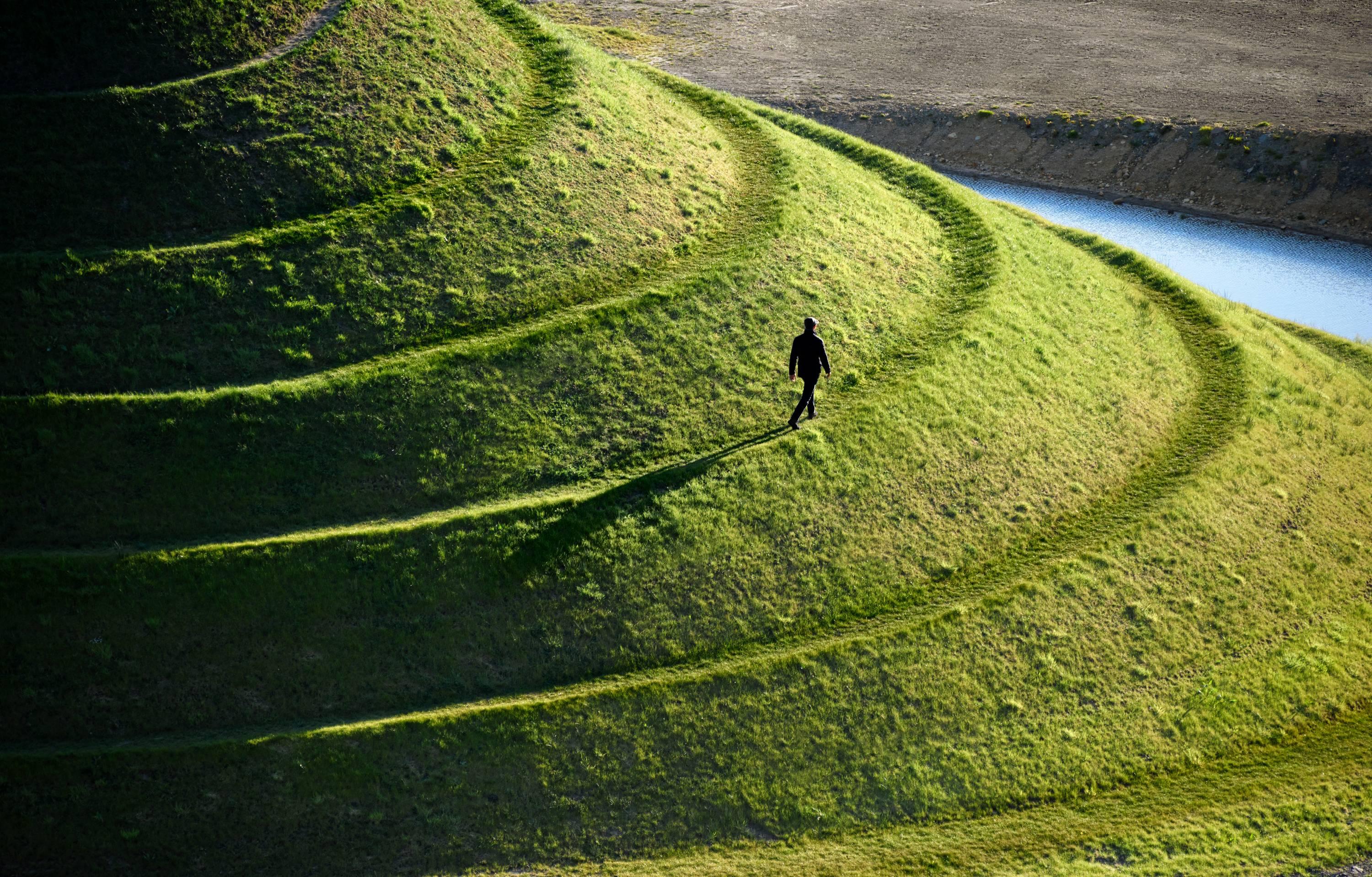 Landscape Photograph di Steve McCurry - Un uomo cammina sul Multiverso di Crawick