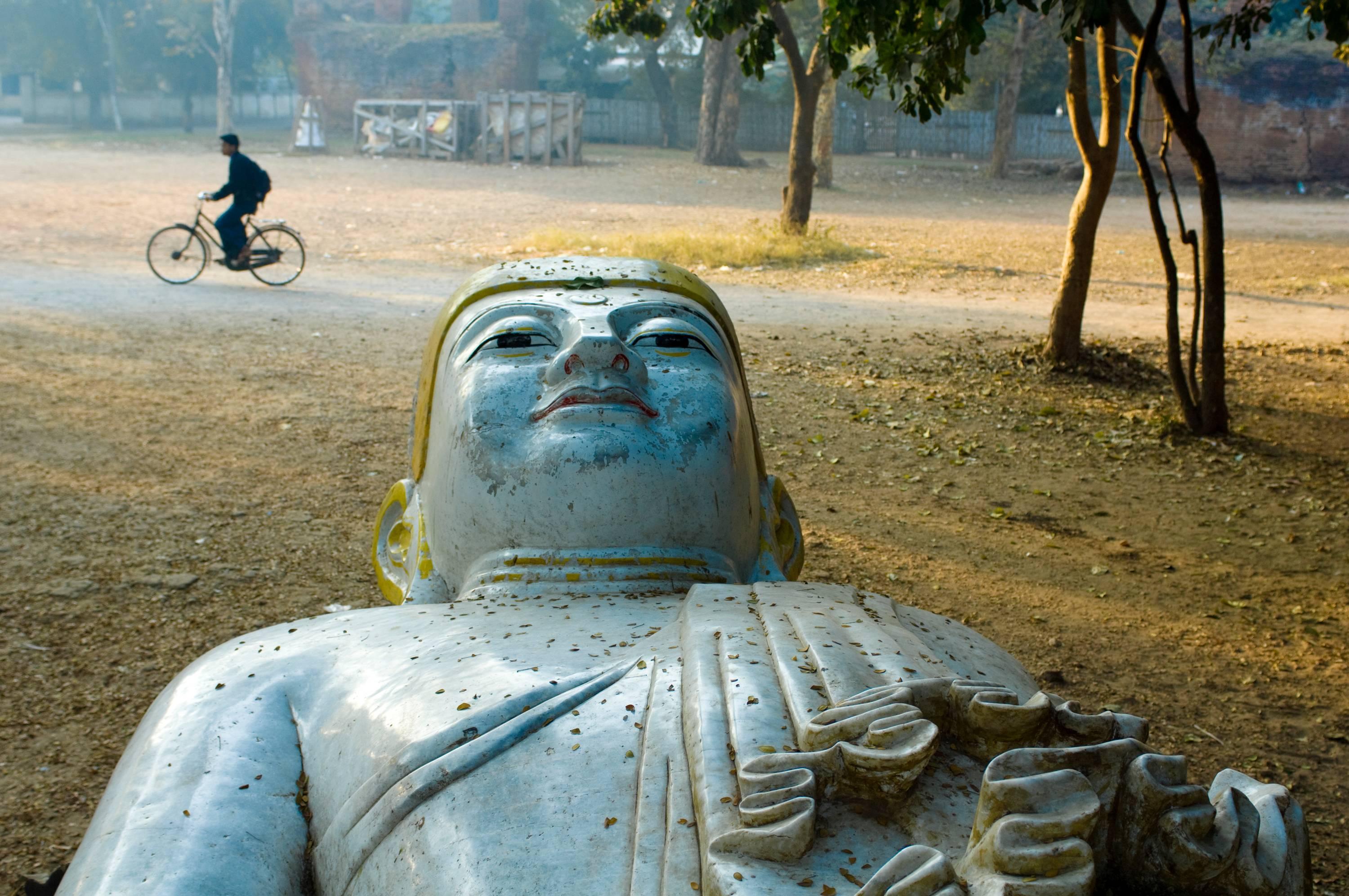 Color Photograph di Steve McCurry - Buddha e bicicletta, Mandalay, Birmania