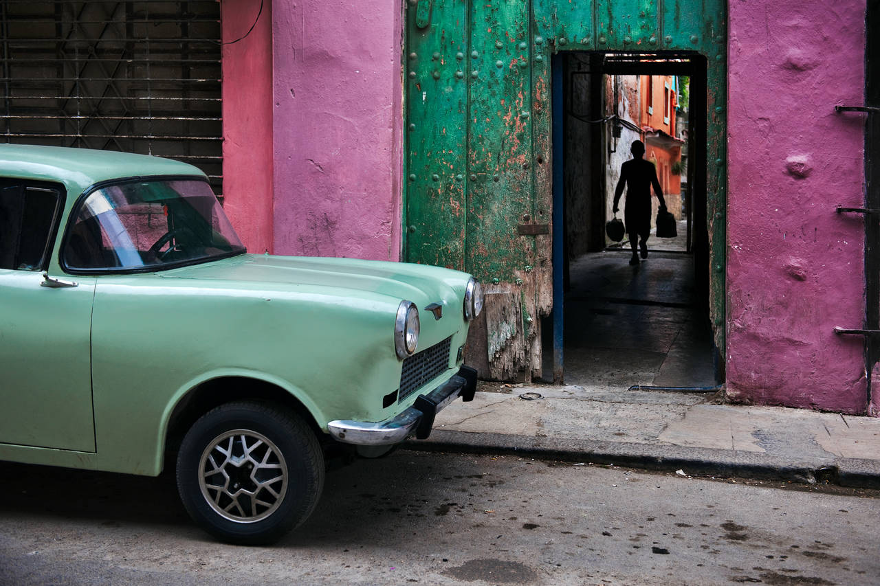 Russian Car in Old Havana - Photograph by Steve McCurry